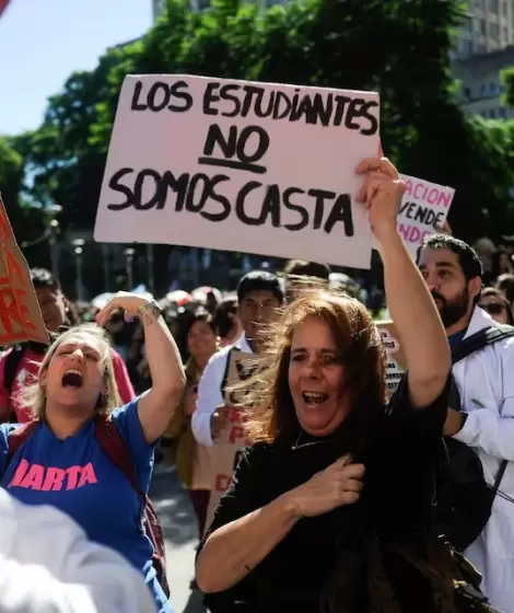 Afuera, carteles que apoyan a la universidad pblica