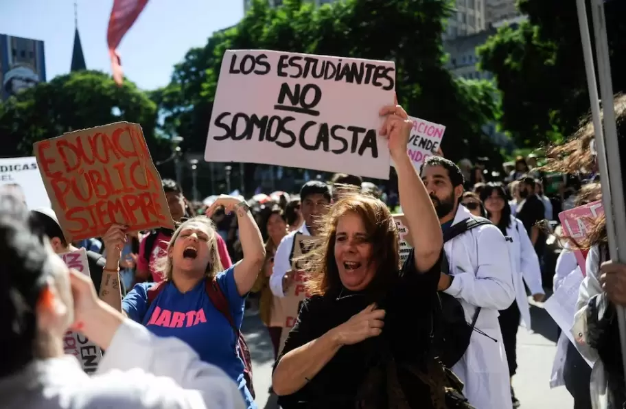 Afuera, carteles que apoyan a la universidad pública