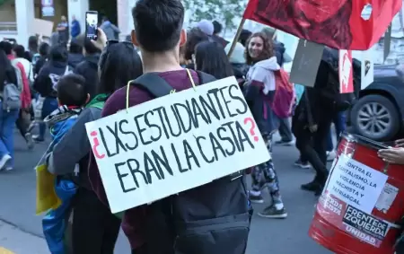 Estudiantes contra el veto al financiamiento universitario