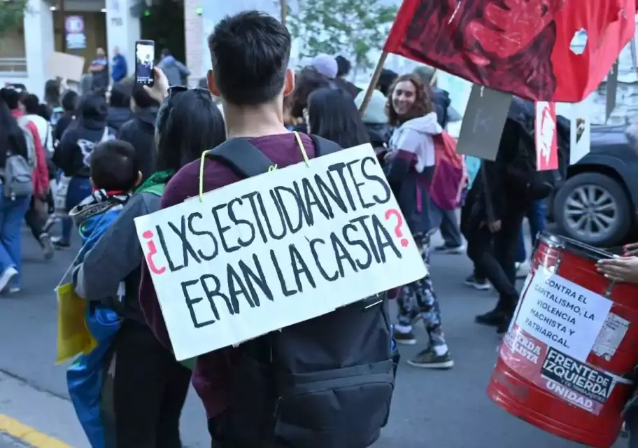 Estudiantes contra el veto al financiamiento universitario