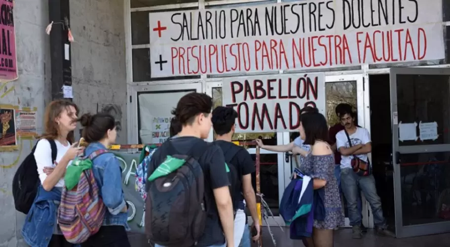 Estudiantes toman las facultades en contra a las decisiones del gobierno libertario