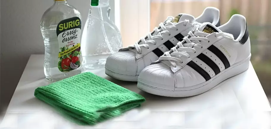 Bicarbonato de sodio y vinagre blanco son dos productos que salvaran las zapatillas blancas