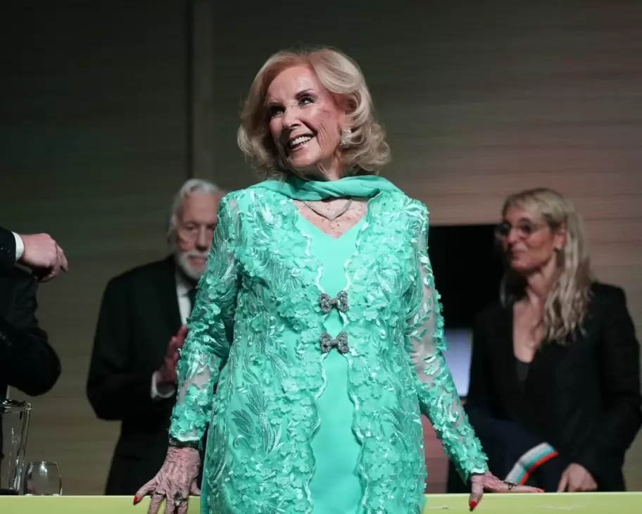 Mirtha Legrand condecorada por la UBA