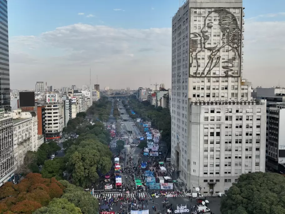 El edificio de Desarrollo Social tiene dos gigantografas de Eva Pern