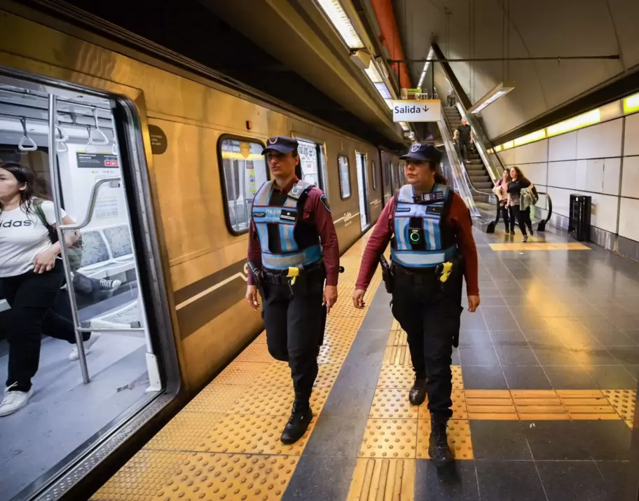 Policas ya cuentan con pistolas taser en el subte