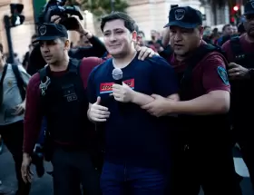 Mariano Pérez cuando salió escoltado por la Policía tras haber violentado a estudiantes de Economía.