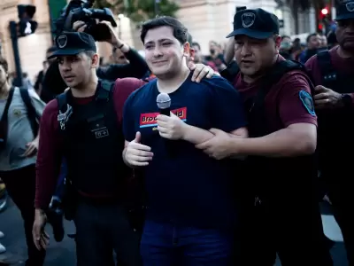 Mariano Pérez cuando salió escoltado por la Policía tras haber violentado a estudiantes de Economía.