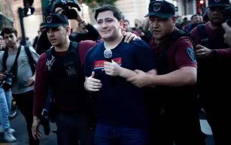 Mariano Pérez cuando salió escoltado por la Policía tras haber violentado a estudiantes de Economía.