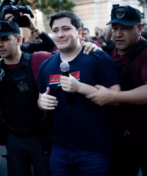 Mariano Pérez cuando salió escoltado por la Policía tras haber violentado a estudiantes de Economía.