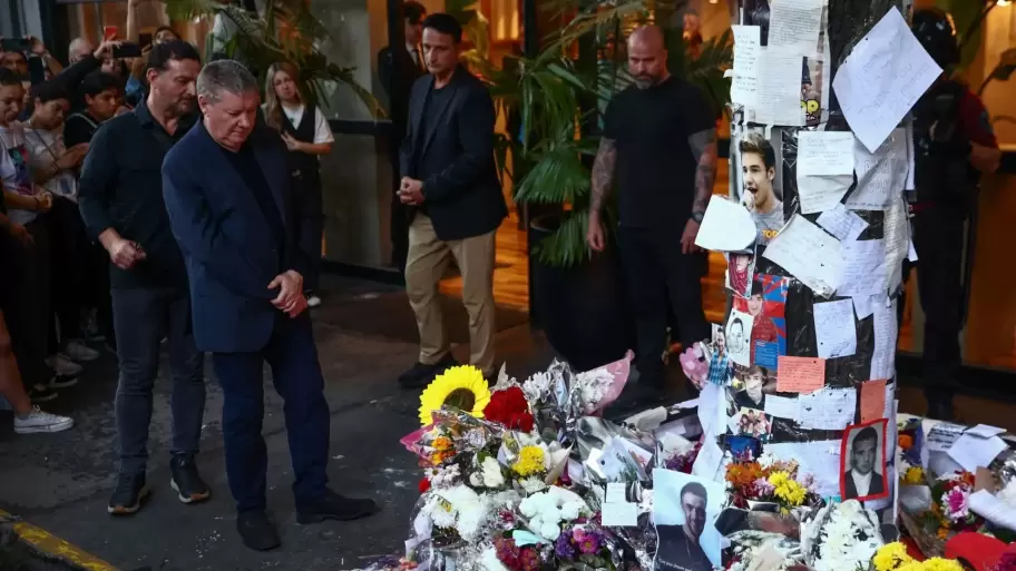 Geoff en el altar que realizaron las fans para su hijo