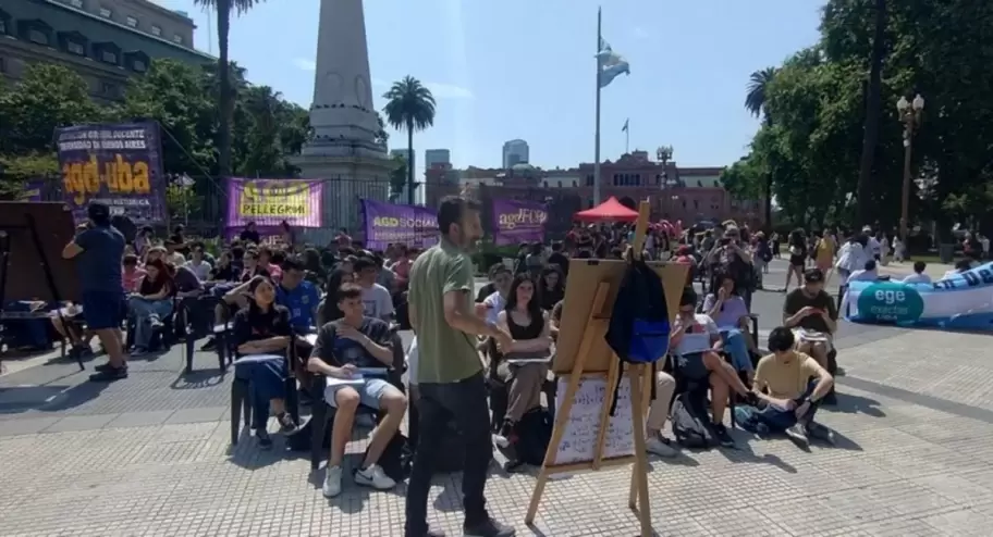 Clases publicas en Plaza de Mayo