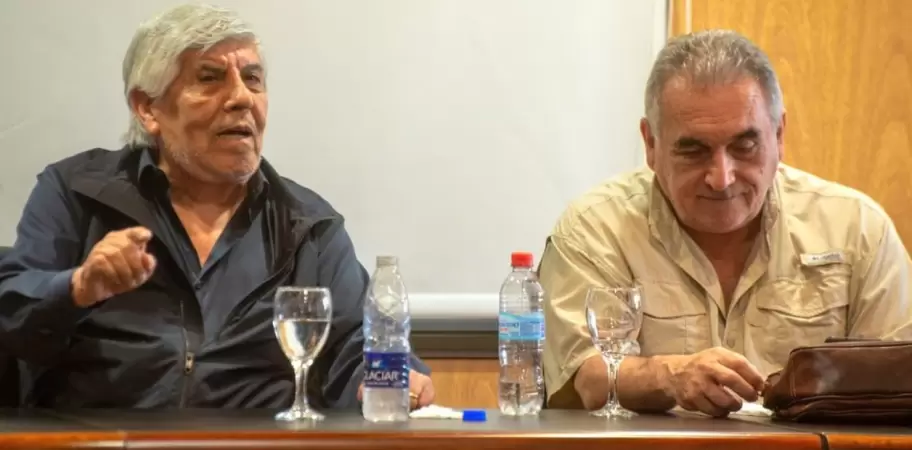 Secretario general de Camioneros, Hugo Moyano, junto a Juan Carlos Smith de Dragado y Balizamiento