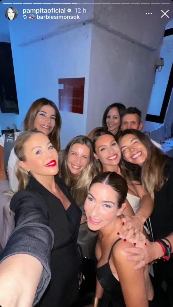 Salida de chicas: Pampita se arropa en sus amigas