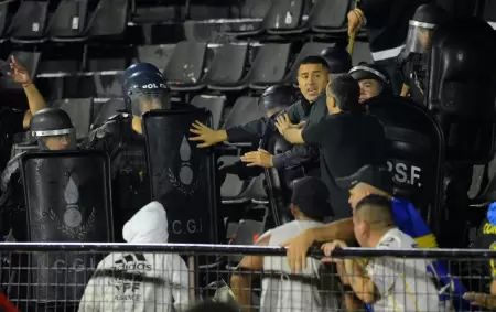 Riquelme dialog con policas e hinchas para que la situacin no escale