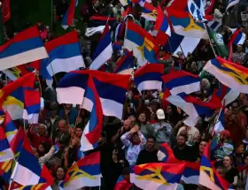 La militancia del Frente Amplio uruguayo celebra la victoria de Yamand Orsi, de cara a la segunda vuelta.