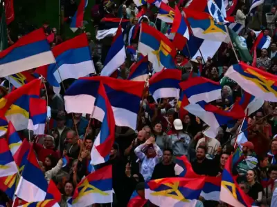 La militancia del Frente Amplio uruguayo celebra la victoria de Yamand Orsi, de cara a la segunda vuelta.