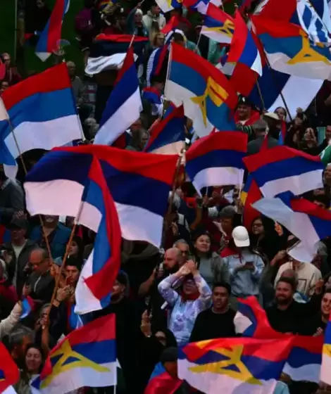 La militancia del Frente Amplio uruguayo celebra la victoria de Yamand Orsi, de cara a la segunda vuelta.