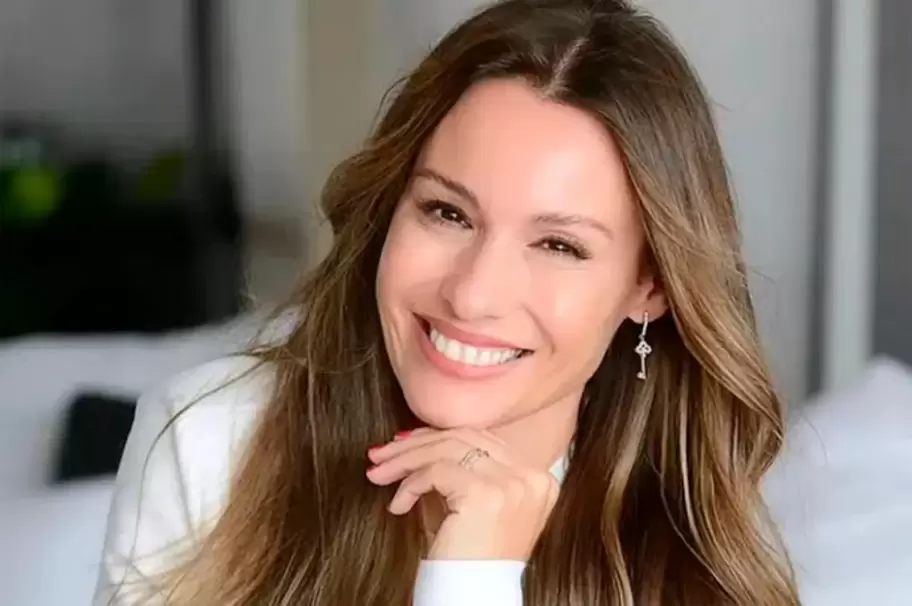 Pampita: mientras mas se quiere alejar de su ex marido, ms cerca lo tiene