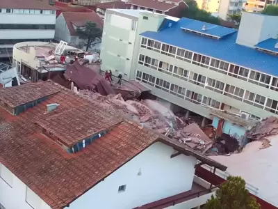 Los Bomberos de Villa Gesell trabajan en el apart Hotel Dubrovnik de Villa Gesell.