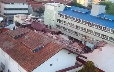 Los Bomberos de Villa Gesell trabajan en el apart Hotel Dubrovnik de Villa Gesell.