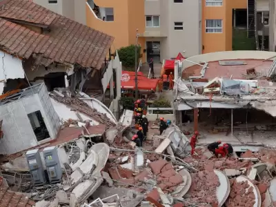 Los rescatistas trabajando en el Apart Hotel Dubrovnik derrumbado en Villa Gesell.