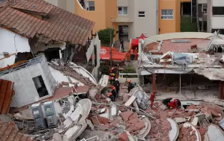 Los rescatistas trabajando en el Apart Hotel Dubrovnik derrumbado en Villa Gesell.