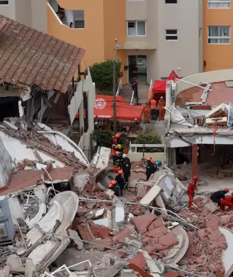 Los rescatistas trabajando en el Apart Hotel Dubrovnik derrumbado en Villa Gesell.