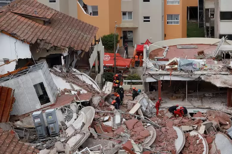 Los rescatistas trabajando en el Apart Hotel Dubrovnik derrumbado en Villa Gesell.