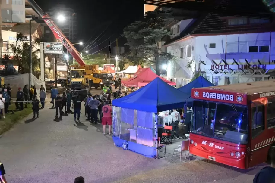 Los rescatistas trabajando en el Apart Hotel Dubrovnik derrumbado en Villa Gesell.