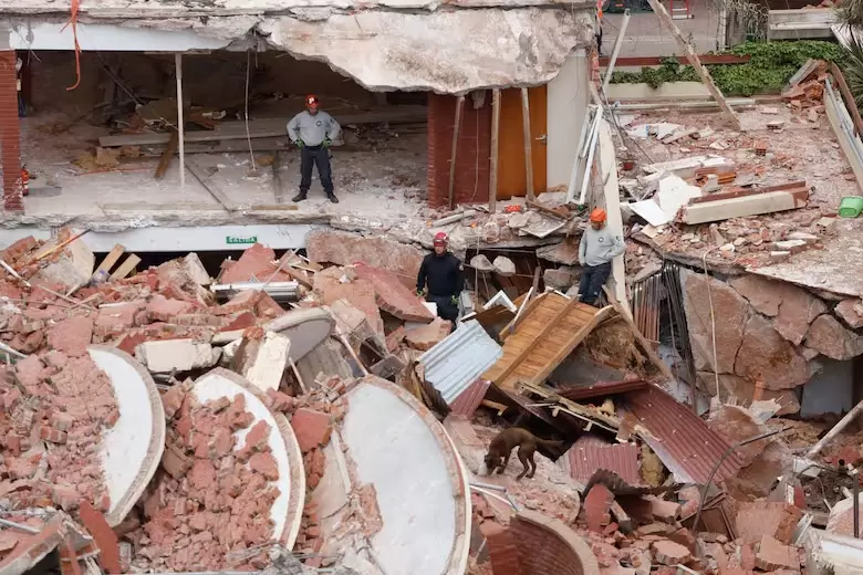 Los rescatistas trabajando en el Apart Hotel Dubrovnik derrumbado en Villa Gesell.