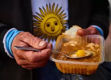 La mayor�a de las personas de barrios populares se endeuda para comer