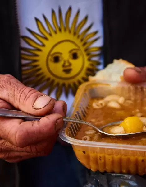 La mayor�a de las personas de barrios populares se endeuda para comer
