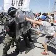 Agresin, violencia y tensin: Gendarmera reprimi a trabajadores bajo la mirada de Marcos Galpern