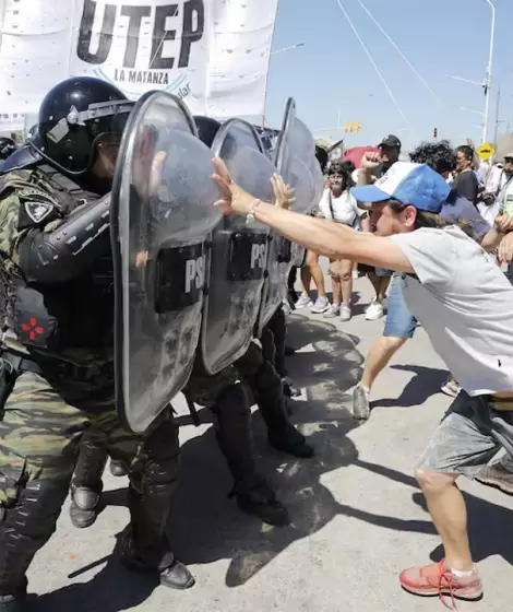 Tensin en La Matanza: Gendarmera reprime a manifestantes contra Mercado Libre