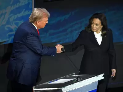 Donald Trump estrecha la mano de Kamala Harris tras el debate electoral que los enfrent semanas atrs.