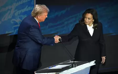 Donald Trump estrecha la mano de Kamala Harris tras el debate electoral que los enfrent semanas atrs.