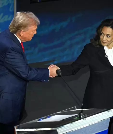 Donald Trump estrecha la mano de Kamala Harris tras el debate electoral que los enfrent semanas atrs.