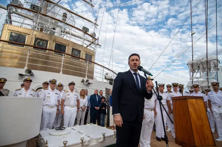 Luis Petri recibi a la Fragata Libertad