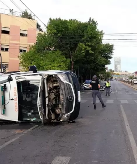 La ambulancia que la trasladaba volc