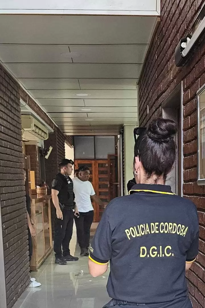 La Brigada de Explosivos de la Polica de Crdoba trabaja en la iglesia evanglica donde dos adolescentes hicieron detonar un explosivo.