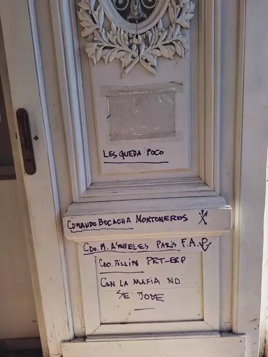 Los mensajes amenazantes en la puerta del Concejo Municipal de Rosario, tras el asesinato de los lderes de la barra de Rosario Central.