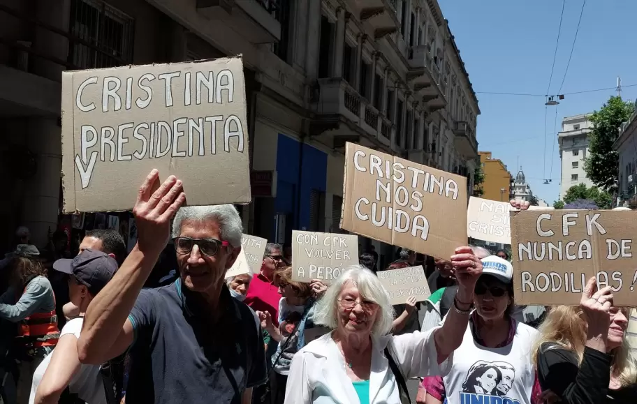 Militancia en las afueras del Instituto Patria