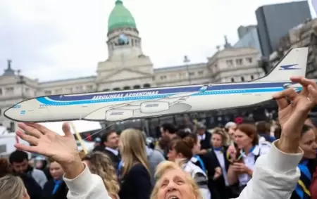 Movilizacin en las afueras del Congreso para proteger Aerolneas Argentinas