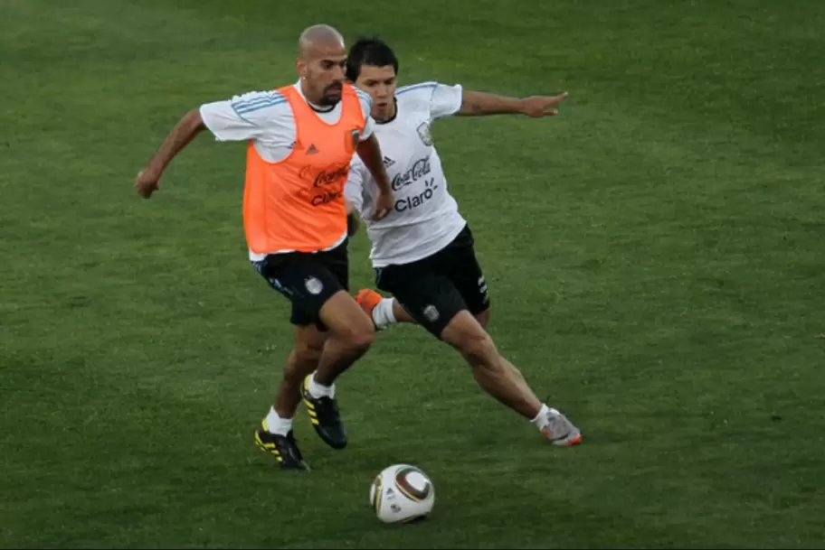 Juan Sebastin Vern y Sergio Agero, cuando compartan equipo en la Seleccin Argentina.