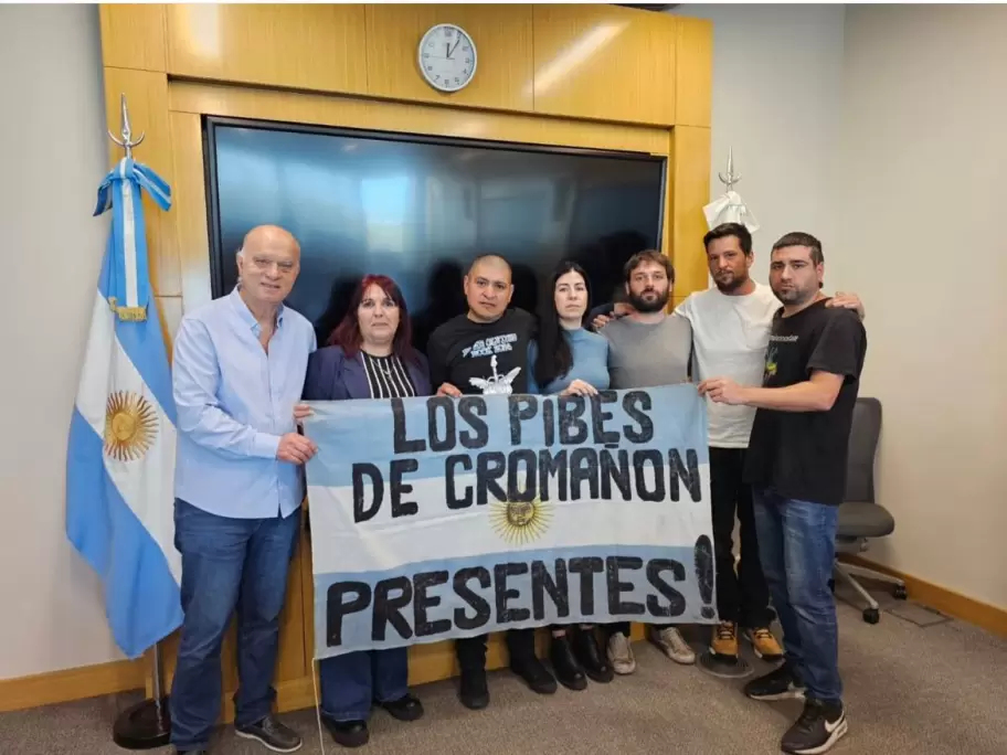 Nicolas Pappallo, adems de trabajar y estudiar, milita la causa Croman en busca de justicia