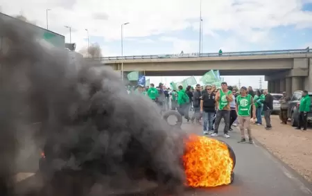 ATE en medio de una manifestacin en contra del cierre de Fbricas Militares