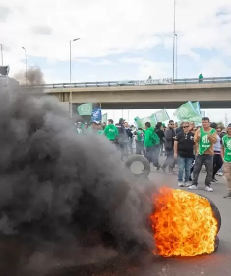 ATE en medio de una manifestacin en contra del cierre de Fbricas Militares