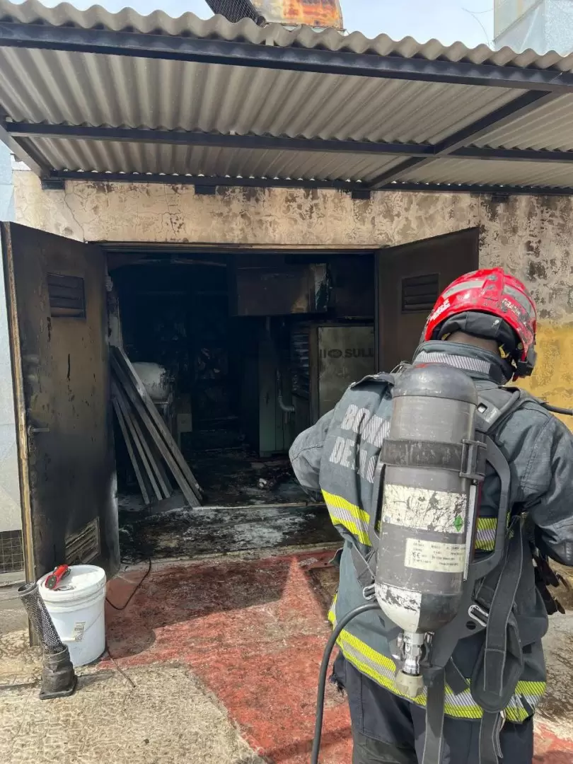 Los Bomberos trabajan en la azotea de la fbrica de alfajores Jorgito, luego de que los trabajadores frenaran un incendio que se desat all.