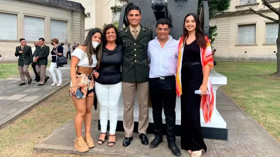 El soldado fallecido durante un "bautismo" militar, acompaado de su familia.