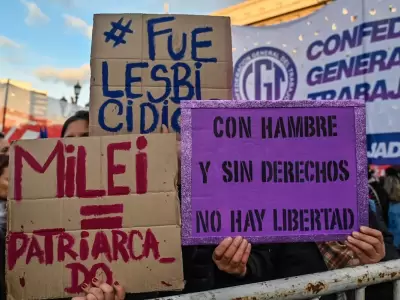 Carteles en contra del gobierno de Javier Milei